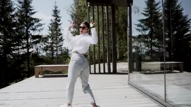 Una Mujer Bailarina Con Una Camisa Blanca Gafas Baila Magistralmente — Vídeo de stock