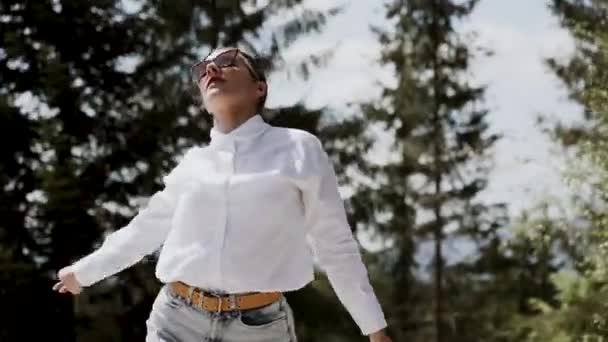 Kobieta Tancerka Białej Koszuli Okularach Mistrzowsko Tańczy Tarasie Widokiem Góry — Wideo stockowe