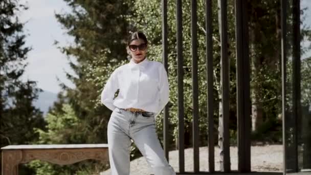 Beyaz Tişörtlü Gözlüklü Bir Kadın Dağlara Bakan Terasta Ustaca Dans — Stok video
