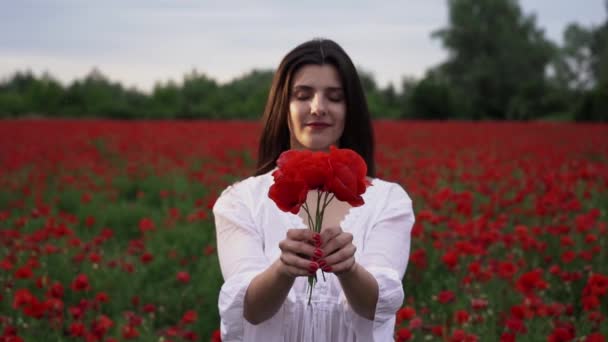 Egy Gyönyörű Rövid Fehér Ruhában Egy Mákos Mezőn Gyönyörű Skarlát — Stock videók