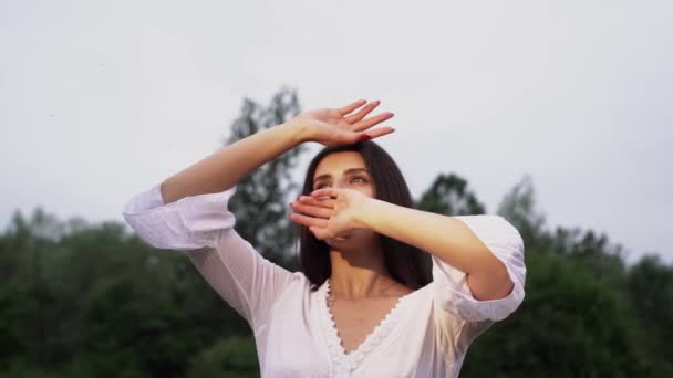 Una Mujer Hermosa Vestido Blanco Corto Campo Amapola Entre Hermosas — Vídeos de Stock