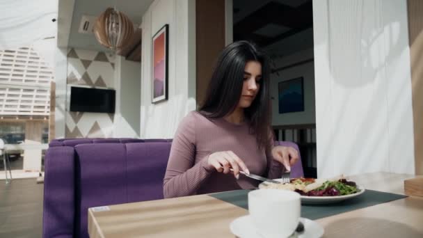 在一家漂亮的餐馆里吃早饭和喝咖啡的女人 — 图库视频影像