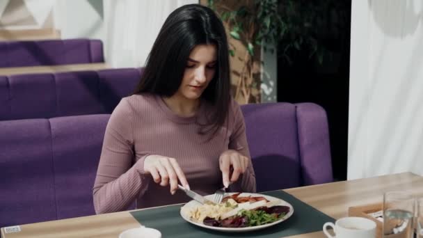 Kvinne Som Spiser Frokost Drikker Kaffe Vakker Restaurant Portrett – stockvideo