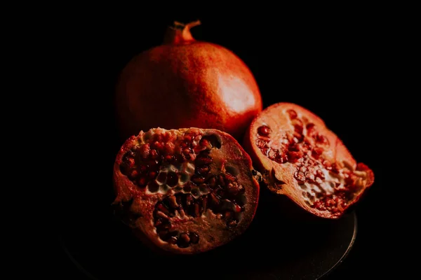石榴果 新鲜成熟的石榴在黑色背景上旋转 有机生物水果特写 节食概念 — 图库照片