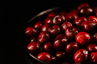 Siyah arka planda kırmızı kiraz üzümü