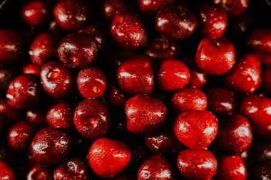 Siyah arka planda kırmızı kiraz üzümü