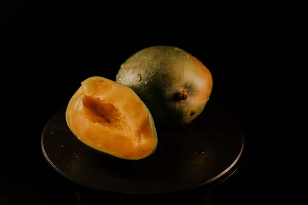 黒を背景にマンゴーフルーツ マンゴーフルーツ全体の眺め — ストック写真