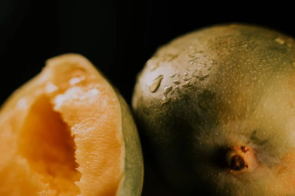Siyah Arka Planda Mango Meyvesi Tüm Mango Meyvelerinin Görüntüsü — Stok fotoğraf