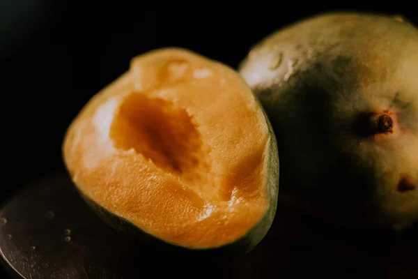 Siyah Arka Planda Mango Meyvesi Tüm Mango Meyvelerinin Görüntüsü — Stok fotoğraf