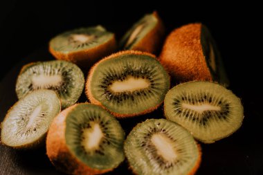 Siyah arka planda kivi meyvelerini kapatın. Taze ve lezzetli kivi. 