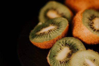 Siyah arka planda kivi meyvelerini kapatın. Taze ve lezzetli kivi. 