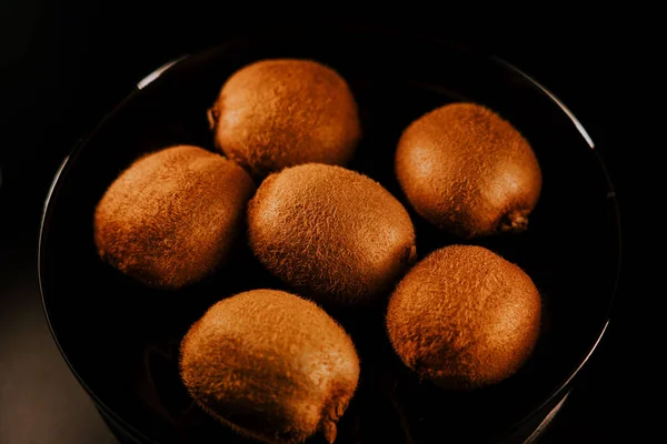 Закрыть Плоды Киви Черном Фоне Свежие Вкусные Киви — стоковое фото