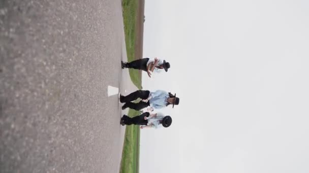 Группа Танцоров Шляпах Мастерски Танцует Танец Заброшенной Дороге Вертикальное Видео — стоковое видео