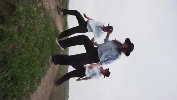 Eine Gruppe Von Tänzern Mit Hüten Tanzt Meisterhaft Einen Tanz — Stockvideo