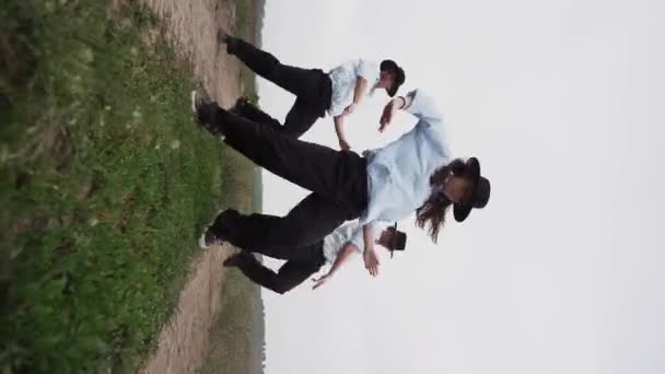 Grupo Bailarines Sombreros Bailan Magistralmente Baile Una Carretera Abandonada Vídeo — Vídeos de Stock
