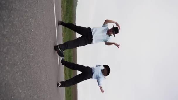 Grupa Tancerzy Kapeluszach Mistrzowsko Tańczy Taniec Opuszczonej Drodze Pionowe Wideo — Wideo stockowe