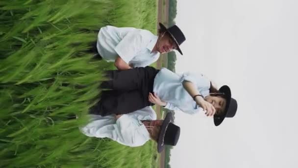 Uma Equipe Três Jovens Dançarinos Chapéus Está Dançando Divertindo Campo — Vídeo de Stock