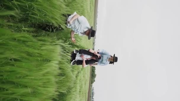 Ein Team Von Drei Jungen Tänzern Mit Hüten Tanzt Und — Stockvideo
