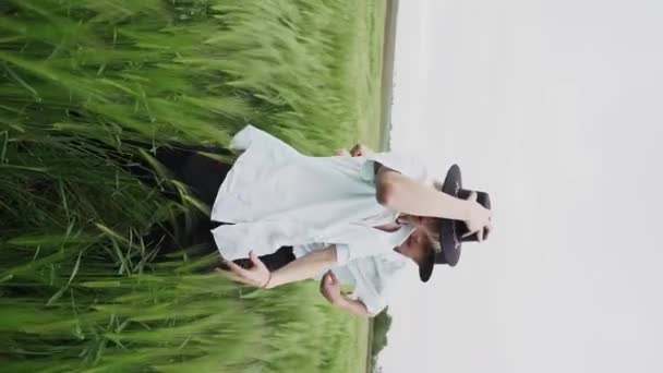 모자를 댄서들로 이루어진 춤추고 밀밭에서 재미를 있습니다 — 비디오