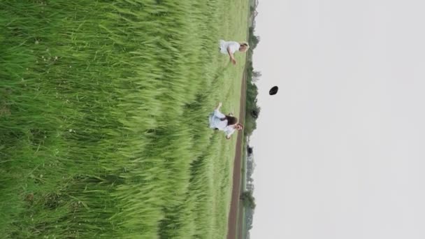 Команда Трех Молодых Танцоров Шляпах Танцует Веселится Зеленом Пшеничном Поле — стоковое видео