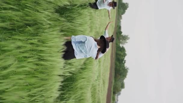 Ein Team Von Drei Jungen Tänzern Mit Hüten Tanzt Und — Stockvideo