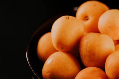 Siyah arka planda olgun kayısılar