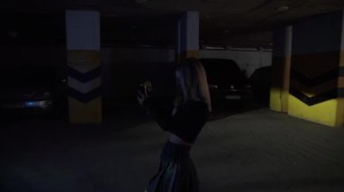 Şık kadın fotoğrafçı, arabanın yanında renkli ışıkta seksi kadın fotoğrafı çekiyor. Modern fotoğrafçılık kavramı.