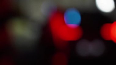 Şık kadın fotoğrafçı, arabanın yanında renkli ışıkta seksi kadın fotoğrafı çekiyor. Modern fotoğrafçılık kavramı.