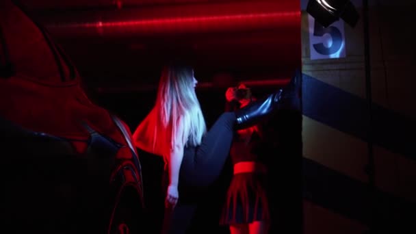 时尚女性摄影师用彩灯在汽车旁边给性感女性拍照 现代摄影的概念 — 图库视频影像