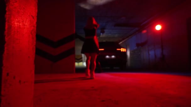 Stylowa Kobieta Fotograf Fotografowania Sexy Kobieta Pobliżu Samochodu Kolorowe Światło — Wideo stockowe