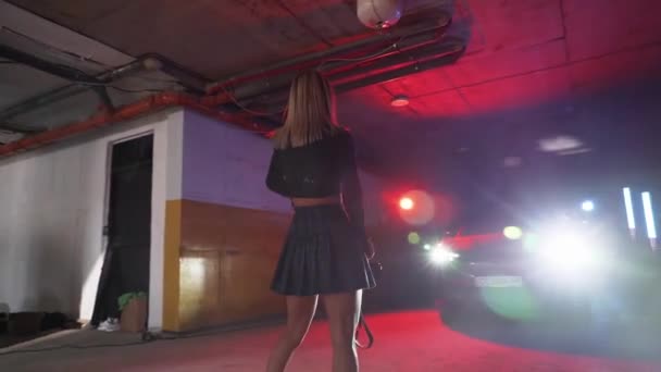 Stylowa Kobieta Fotograf Fotografowania Sexy Kobieta Pobliżu Samochodu Kolorowe Światło — Wideo stockowe