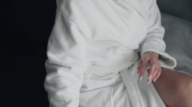 Genç bir kadın yüz derisine bakar. Güzellik tedavisi yapıyorum. Yüzüne krem sürüyorum. Sabah rutini. Güzellik, Şımartma, Kaplıca Konsepti. Cilt Bakımı Kozmetik Konsepti 