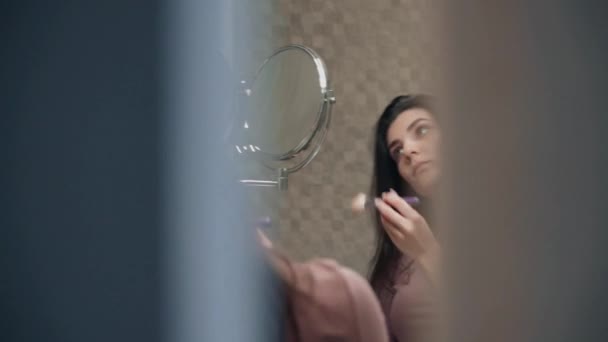 Молодая Женщина Заботится Своей Коже Лица Делаю Косметические Процедуры Втирать — стоковое видео