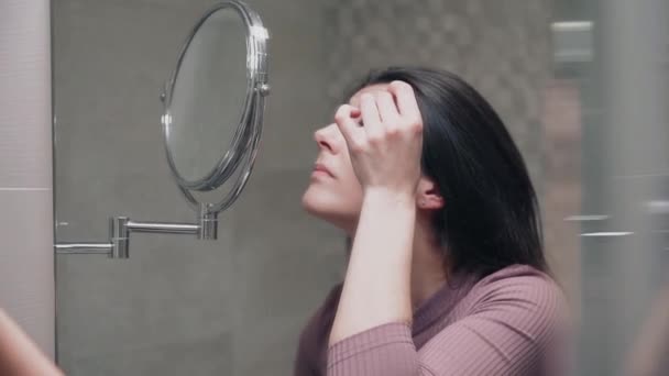 Wanita Muda Merawat Kulit Wajahnya Melakukan Perawatan Kecantikan Menggosok Krim — Stok Video