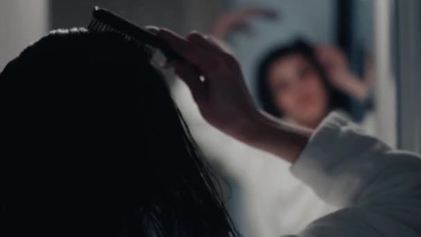 Молодая Женщина Заботится Своей Коже Лица Делаю Косметические Процедуры Втирать — стоковое видео