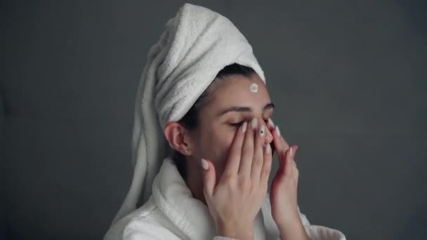 Mujer Joven Cuida Piel Facial Haciendo Tratamientos Belleza Frotando Crema — Vídeo de stock
