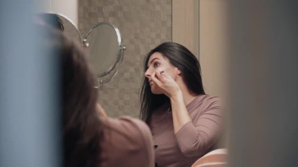 Jonge Vrouw Zorgt Voor Haar Gezichtshuid Schoonheidsbehandelingen Crème Huid Van — Stockvideo
