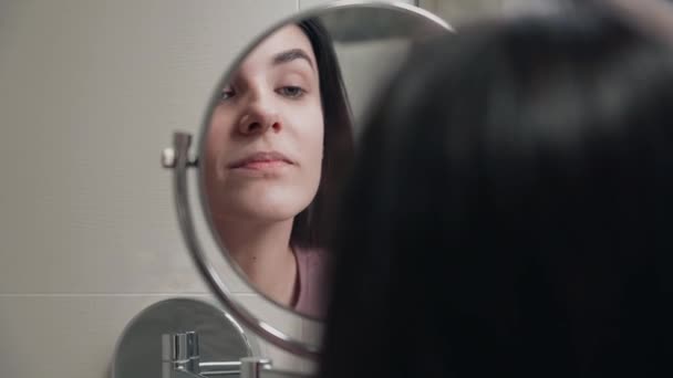 Νεαρή Γυναίκα Φροντίζει Δέρμα Του Προσώπου Της Κάνει Θεραπείες Ομορφιάς — Αρχείο Βίντεο
