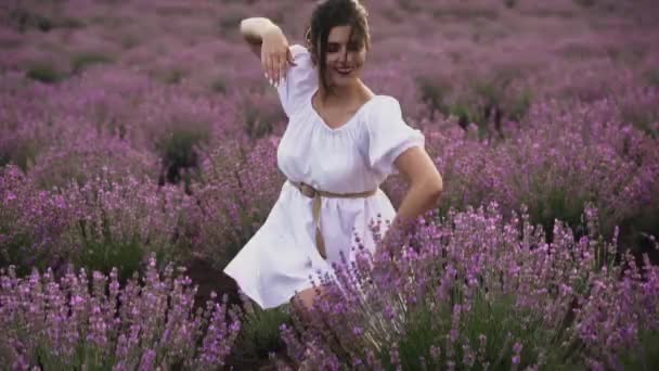 Красивая Женщина Проходящая Через Лавандовое Поле Цветы Любви Природа Белое — стоковое видео