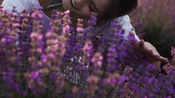 Vacker Kvinna Promenader Genom Lavendel Fält Blommor Kärlek Natur Vit — Stockvideo