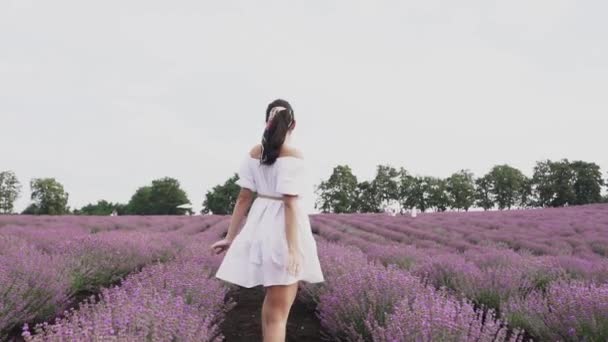 Schöne Frau Die Durch Lavendelfeld Geht Blumen Liebe Natur Weißes — Stockvideo