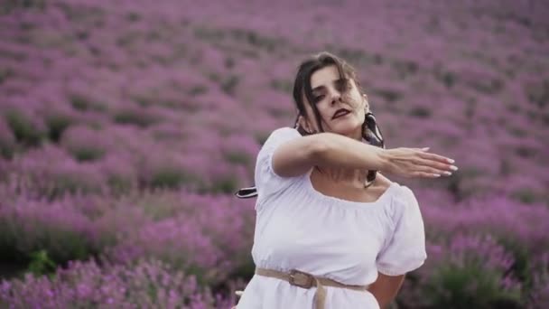 美丽的女人走过薰衣草场爱情自然白衣仙女幸福的概念 — 图库视频影像