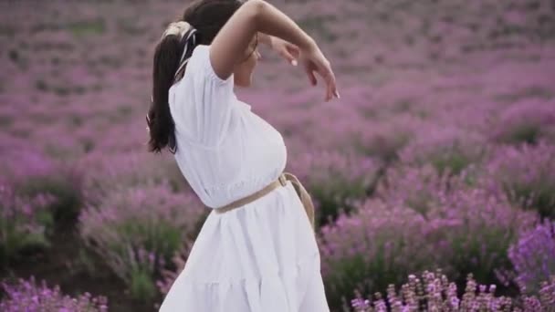 Vacker Kvinna Promenader Genom Lavendel Fält Blommor Kärlek Natur Vit — Stockvideo