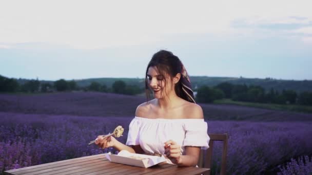 Attraktiv Kvinna Som Äter Sushi Vid Ett Bord Ett Lavendelfält — Stockvideo
