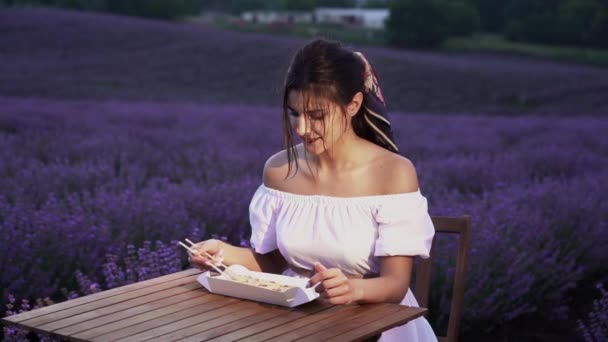 Aantrekkelijke Vrouw Die Sushi Eet Aan Een Tafel Een Lavendelveld — Stockvideo