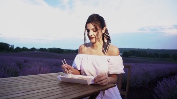 Belle Femme Mangeant Des Sushis Une Table Dans Champ Lavande — Video