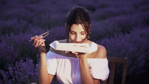 Donna Attraente Che Mangia Sushi Tavolo Campo Lavanda — Video Stock