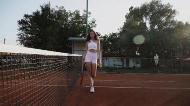 Kil spor sahasında tenis oynayan genç bir kadın. Tenis konsepti.