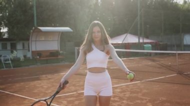 Kil spor sahasında tenis oynayan genç bir kadın. Tenis konsepti.
