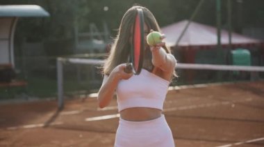 Kil spor sahasında tenis oynayan genç bir kadın. Tenis konsepti.